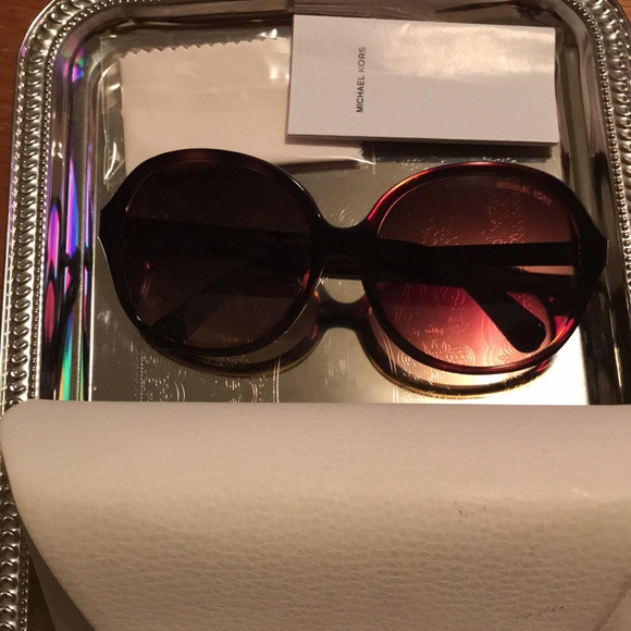 MICHAEL KORS SUNGLASSES - Picture 3 of 8